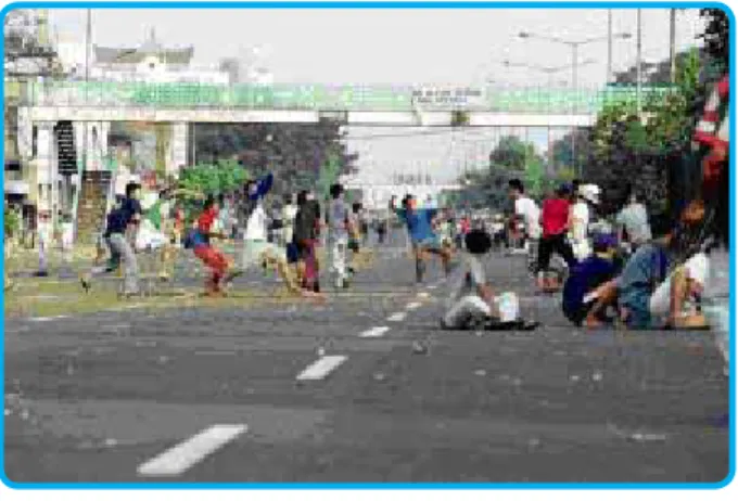 Gambar 6.2 Tawuran antar pelajar di daerah Matraman,  Jakarta pada tanggal 13 Juli 2000 [TEMPO / M