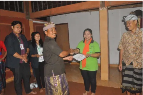Gambar 17. Penyerahan Sertifikat Kepada Bali Wastu Lestari oleh Kepala Desa Duda  Gambar 18