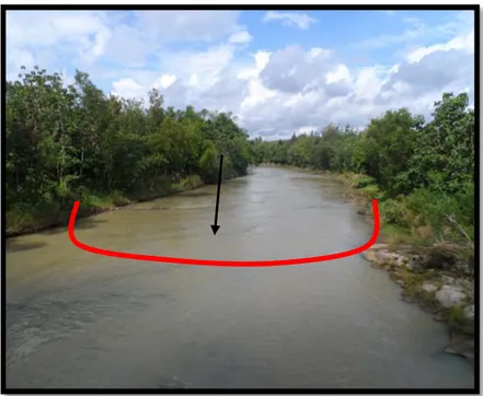 Gambar 2.12. Penampang sungai stadia dewasa dengan pola lembah huruf ”U” pada Kali Oyo,  kamera menghadap ke barat laut 