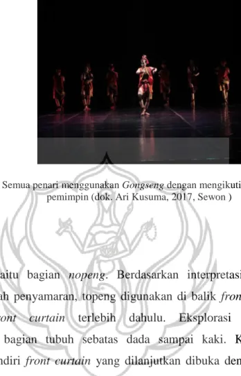 Gambar 3. Semua penari menggunakan Gongseng dengan mengikuti satu penari sebagai  pemimpin (dok
