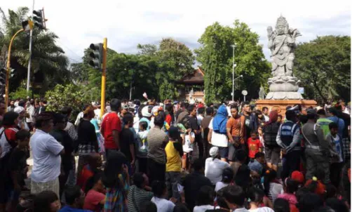 Foto 1. Masyarakat ramai menonton parade ogoh-ogoh di jantung Kota Denpasar.