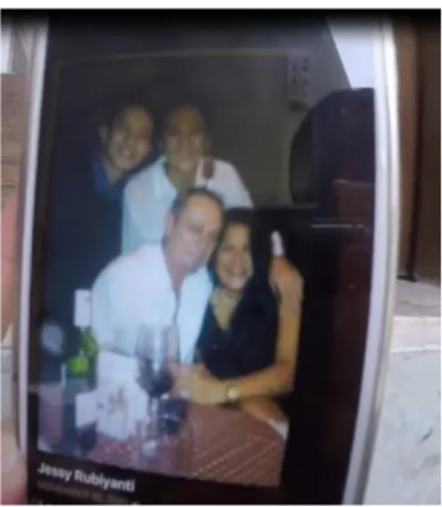 Gambar 4.37. Foto Jovi bersama dengan kedua orangtuanya dan Ronald  Sumber: channel YouTube Jovi (2015) 