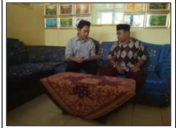 Gambar 4.12 Wawancara dengan Guru Seni Budaya SMP Darul Fikr Andong  (Sumber: Foto Hasil Rekaman Peneliti) 
