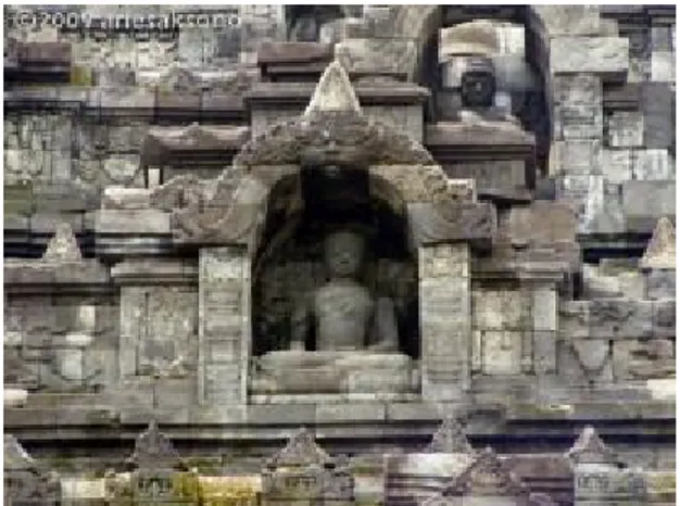 Gambar 2.1. Arca Budha dalam relung Candi Borobudur ©2009 arie saksono 