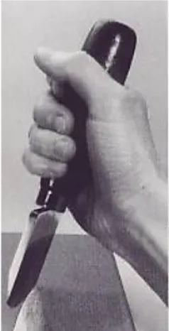 Gambar 5. Cara memegang rocker yang benar dengan tepi pisau  menghadap pergelangan. 