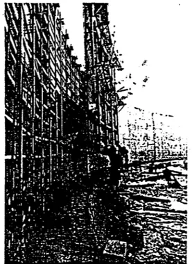 Gambar 2.3 Pengecoran dinding dengan slipform (Edward G. Nawy, 1995) Pada pengecoran menggunakan panelform maka dinding beton dicor arah vertikal kemudian bergerak melingkar, cara ini dapat digunakan untuk menghilangkan penyusutan