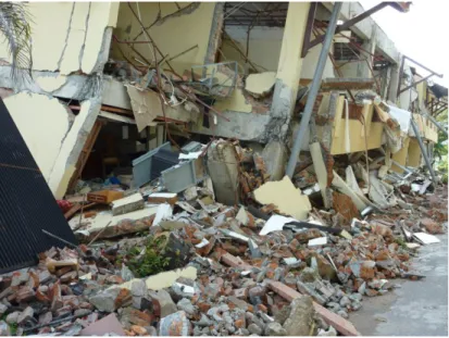 Gambar 1.3: Keruntuhan bangunan dua lantai akibat gempa bumi di Padang, 30 September 2009  