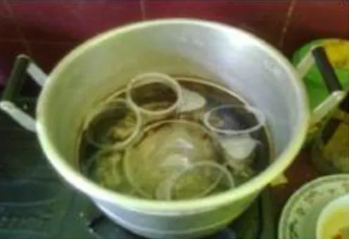 Gambar 8. Proses sterilisasi cup-cup yang akan digunakan untuk pengemasan yoghurt kacang komak