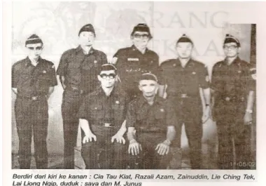 Foto 4. Para Veteran di Riau, termasuk didalamnya  beberapa  orang  Tionghoa.  Sumber:  Nyoto,  Kim  Teng  (2002), h