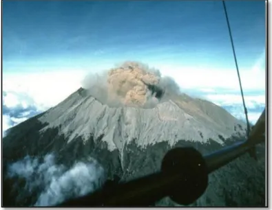 Gambar 11. Kepulan asap dengan tinggi mencapai 70 meter terlihat di puncak  gunung Raung pada tanggal 22 November 2012 (Dokumentasi PPGA Raung)