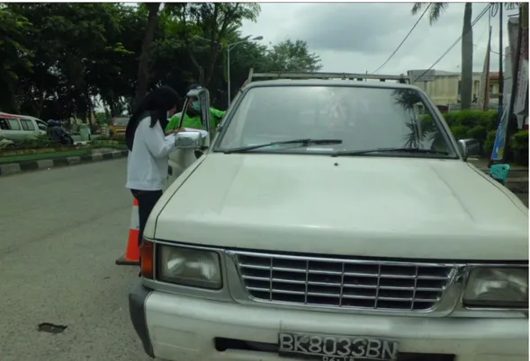 Gambar 3. Peneliti mewawancarai responden yang menggunakan jenis kendaraan Mobil  Penumpang 