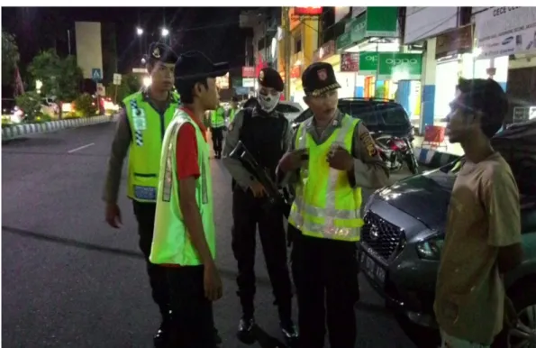 Foto 2 Anggota Patroli memberikan arahan kepada masyarakat di seputaran jalan suprapto agar tidak melakukan arogansi dan anti pancasila