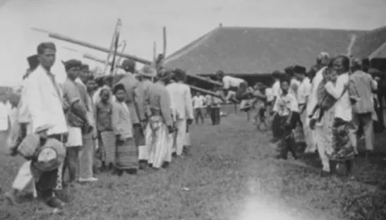 Gambar 7. Masyarakat lokal juga hadir di Perkebunan Tebenan di Onderafdeeling Banjoeasin en Koeboestrekken, baik sebagai buruh maupun ikut dalam kegiatan-kegiatan perayaan di perkebunan, 1930