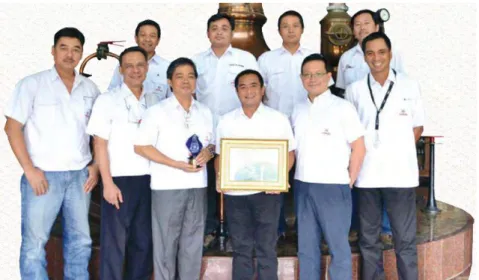 Gambar 1.7 PT Delta Djakarta Menerima Sertifikat “Blue Rating” dan  Excellence Trophy 