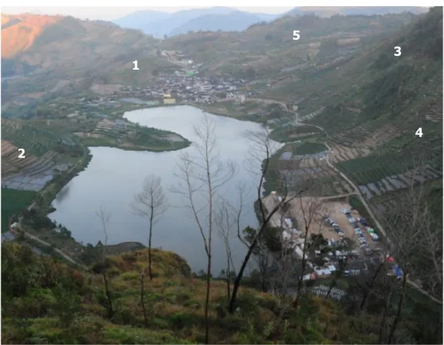 Gambar 4 Panorama Telaga Cebong, Desa Sembungan, dan Gunung Sidede (1). Desa Sembungan   merupakan desa tertinggi di Pulau Jawa, dengan elevasi sekitar 2120 meter di atas permukaan laut