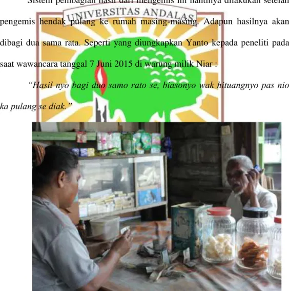 Gambar 4.1 Neti sedang menghitung hasil pendapatannya  (sumber : dokumentasi peneliti, 7 Juni 2015) 