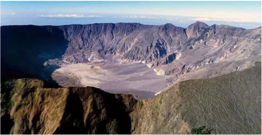 Gambar 18.Kaldera Gunung Tambora  (Sumber: http://blog.davestpay.com/berita)  