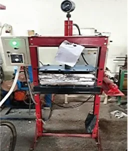 Gambar 1. Mesin hot press hidrolik 