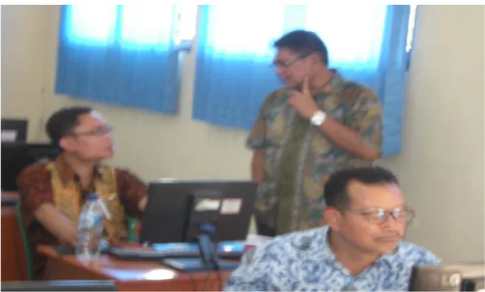 Gambar 2.5. Drs. Daryono Budi Utomo, MSi sedang berdiskusi tentang materi e-learning   dengan peserta pelatihan 