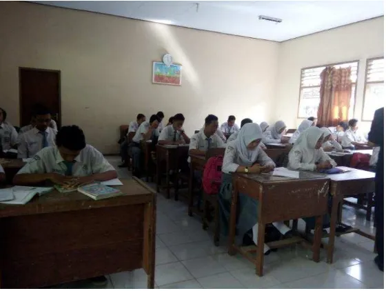 Gambar 4.1 Siswa menyemak nasehat guru dalam kegiatan 