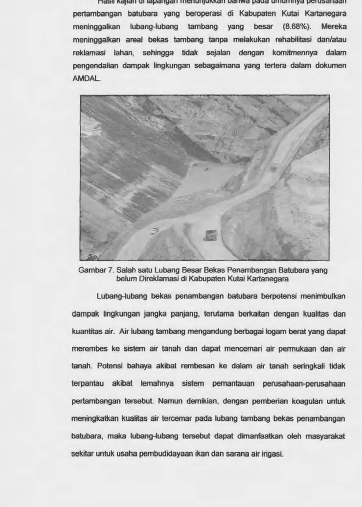 Gambar 7. Salah satu  Lubang Besar Bekas Penambangan Batubara yang  belum Direklamasi di Kabupaten Kutai Kartanegara 