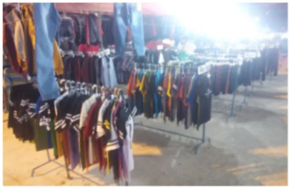 Gambar 2. Beragam pakaian di Taman Pancasila Sumber : Dokumen Pribadi, 19 Juni 2015
