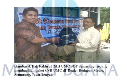 Gambar 4. Pak Fakhrul (MH UMC SOF Semarang) sedang  membagikan paket CSR UMC di  Dealer Bedagan Motor,  Semarang, Jawa Tengah 