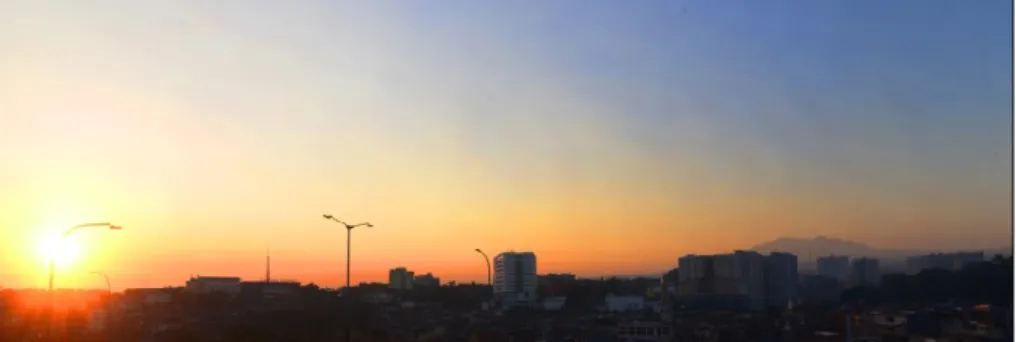 Foto  ini  bercerita  tentang  Kota  Bandung  yang  dibalut  dengan  keindahan  matahari  terbenam  dengan  langit  sore  berwarna  biru  dan  bangunan  gedung-gedung  tinggi  diantara  rumah-rumah  penduduk,  yang  memperlihatkan  kepadatan  yang  terjadi