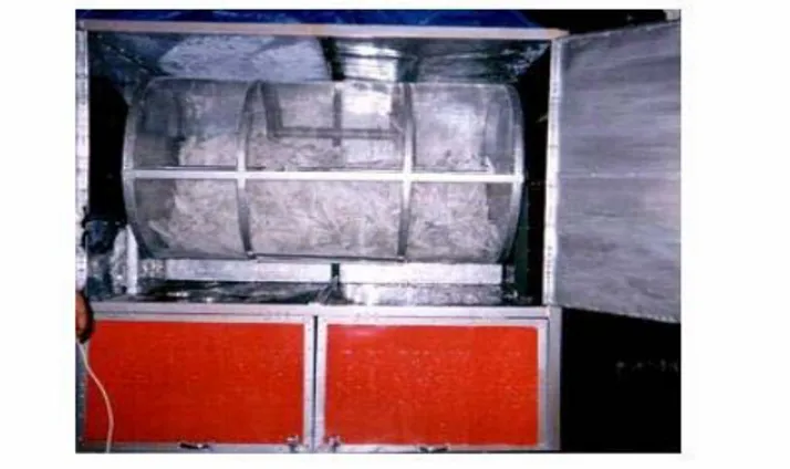 Gambar 1. Mesin pengering bulu shuttlecock produksi pasaran  Satu unit mesin pemotong bulu terdiri dari (1) besi pemotong yang  berbentuk pisau, (2) Besi pegangan untuk memotong bulu, (3) penyetel  potongan