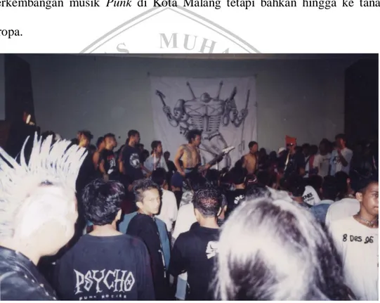 Gambar 1.1. Performance band No Man’s Land pada gigs pertama yang  melibatkan genre musik Punk di Kota Malang yaitu Parade Musik 