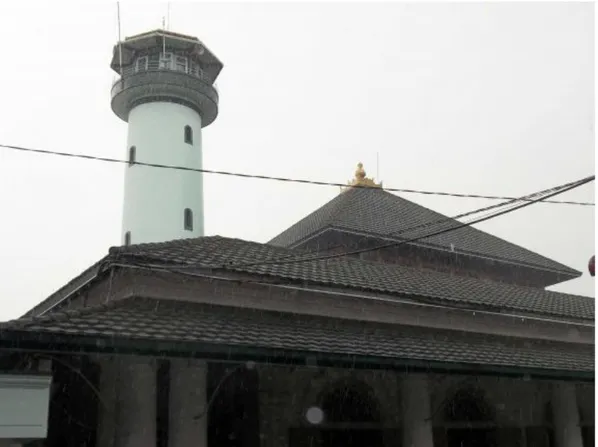 Gambar 1. Foto menara Masjid Sunan Ampel tahun 2012  Sumber: Dokumentasi Mawan Sidarta 
