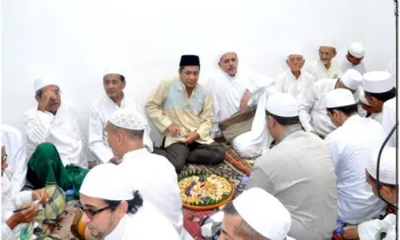 Gambar 3.8 Habib Baqir bersama Ahmad Alf Arslan Djunaid di tengah  para jamaah 