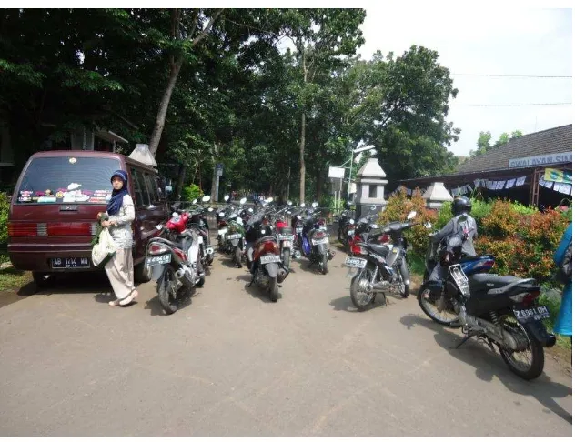 Gambar 3. Kondisi parkiran liar yang marak di Kelurahan Sekaran (1) 
