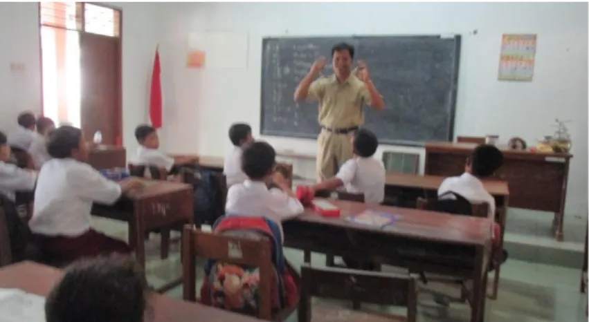 Gambar 7 : Guru sedang melakukan tanya jawab kepada siswa 