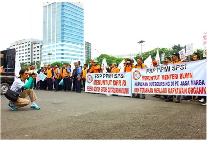 Gambar 2. Aksi Demonstrasi di Jasa Marga Bandung menuntut  penghapusan outsourcing, mengangkat buruh outsourcing jadi tetap, 