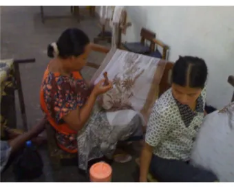 Gambar 3. Para pengrajin batik tulis di banyak sentra industri batik  tradisi di wilayah Surakarta dan sekitarnya sebagian besar 
