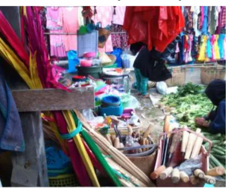 Gambar 6 dan gambar 7 dibawah ini menggambarkan bahwa ada kios penjual bahan  sesaji yang biasa cukup ramai oleh aktifitas masyarakat Bali Desa Kertoraharjo