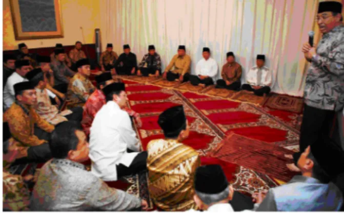 Gambar 12.8. Ceramah agama oleh K.H. Quraisy Shihab,  di hadapan Presiden SBY dan para pejabat tinggi negara  (Sumber : www.presidenri.go.id ) 
