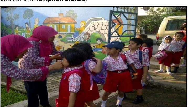 Gambar 3 Pendidik sedang menyambut kedatangan peserta didik (Photo : Gambar TK Ceria Bogor) 