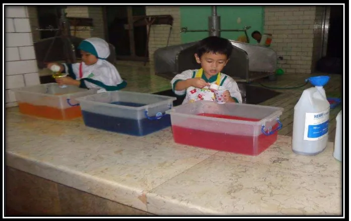 Gambar 13. Anak melakukan eksperimen dengan air berwarna Sumber : PAUD Istiqlal Jakarta 