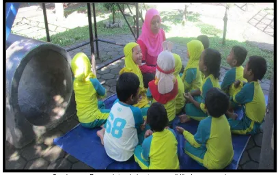 Gambar 01. Proses interaksi antara pendidik dengan anak  (photo: PAUD Pelopor Bandung) 
