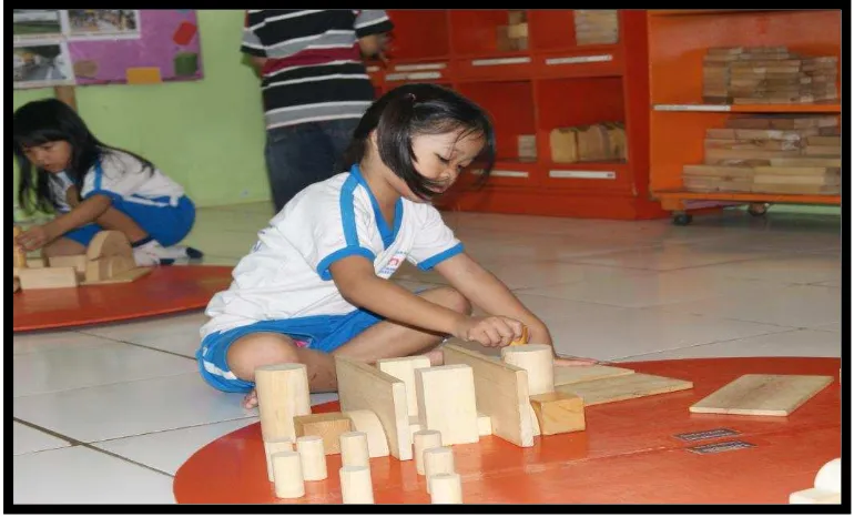Gambar 02. Anak sedang bermain sambil belajar (photo:TK Pembina Tingkat Nasional) 
