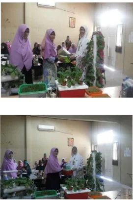 Gambar 1.  Penyerahan paket teknologi hidroponik  sederhana yang diterima oleh Ketua  Salimah Umbansari, dan Ketua Salimah  Palas