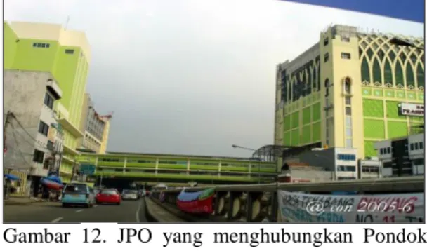 Gambar  12.  JPO  yang  menghubungkan  Pondok  Indah  Mall  I  dengan  Pondok  Indah  Mall  II
