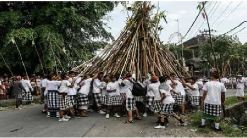 Foto 1. Tradisi MekotekanDesa Munggu