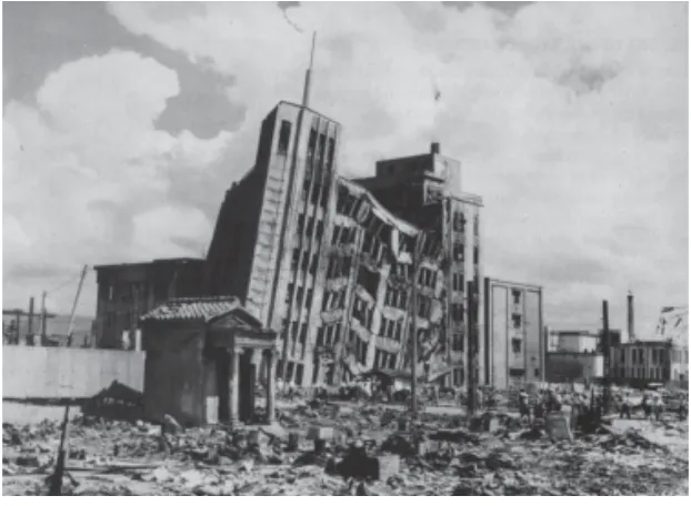 Gambar 2.1 Kondisi setelah terjadi gempa besar di pantai barat  Jepang padatahun 1948 (sumber: Geography, Houghton Miffin Company, 1976, hlm