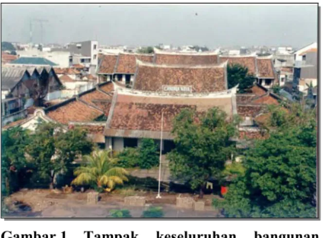 Gambar 1.   Tampak  keseluruhan  bangunan  Candra Naya pada saat bangunan  belakang dan samping sebelum  dibongkar (dok-1995) 