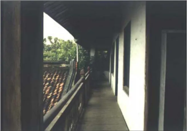 Gambar 11.   Pintu masuk ke arah bangunan  service dari arah inner court  (Dok-1995) 