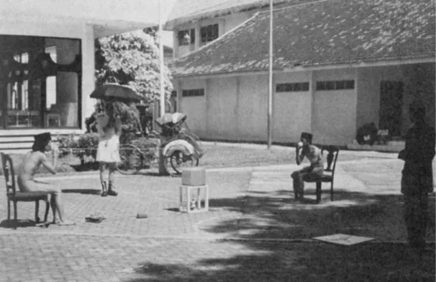 GamBar 2. Karya Toni Volluntero dan S. Tedy, Berbicara  dengan Aquarium, Fakultas Seni rupa ISI Yogyakarta, 1997