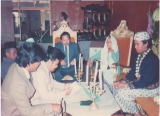 Gambar 3. Pada saat akad nikah Tiba di masjid, kedua mempelai  duduk  bersanding  diapit  oleh  orang  tua mereka